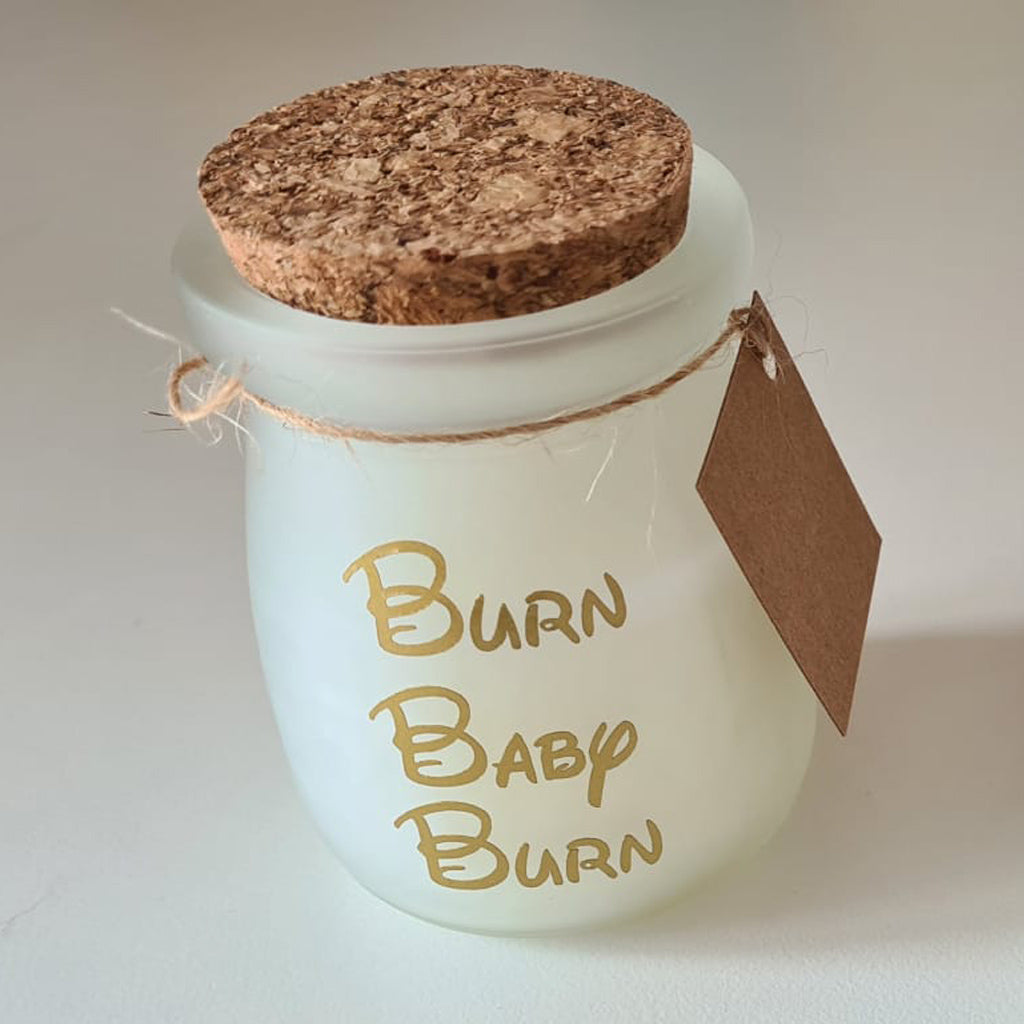 Plot-Twist by Kim gepersonaliseerd kaarsen in een glazen potje. Burn baby burn of Light me up