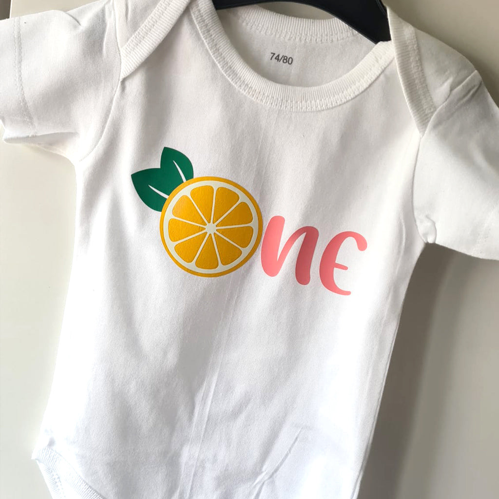 Plot-Twist by Kim gepersonaliseerd baby romper - speciaal voor de eerste verjaardag van je kleintje