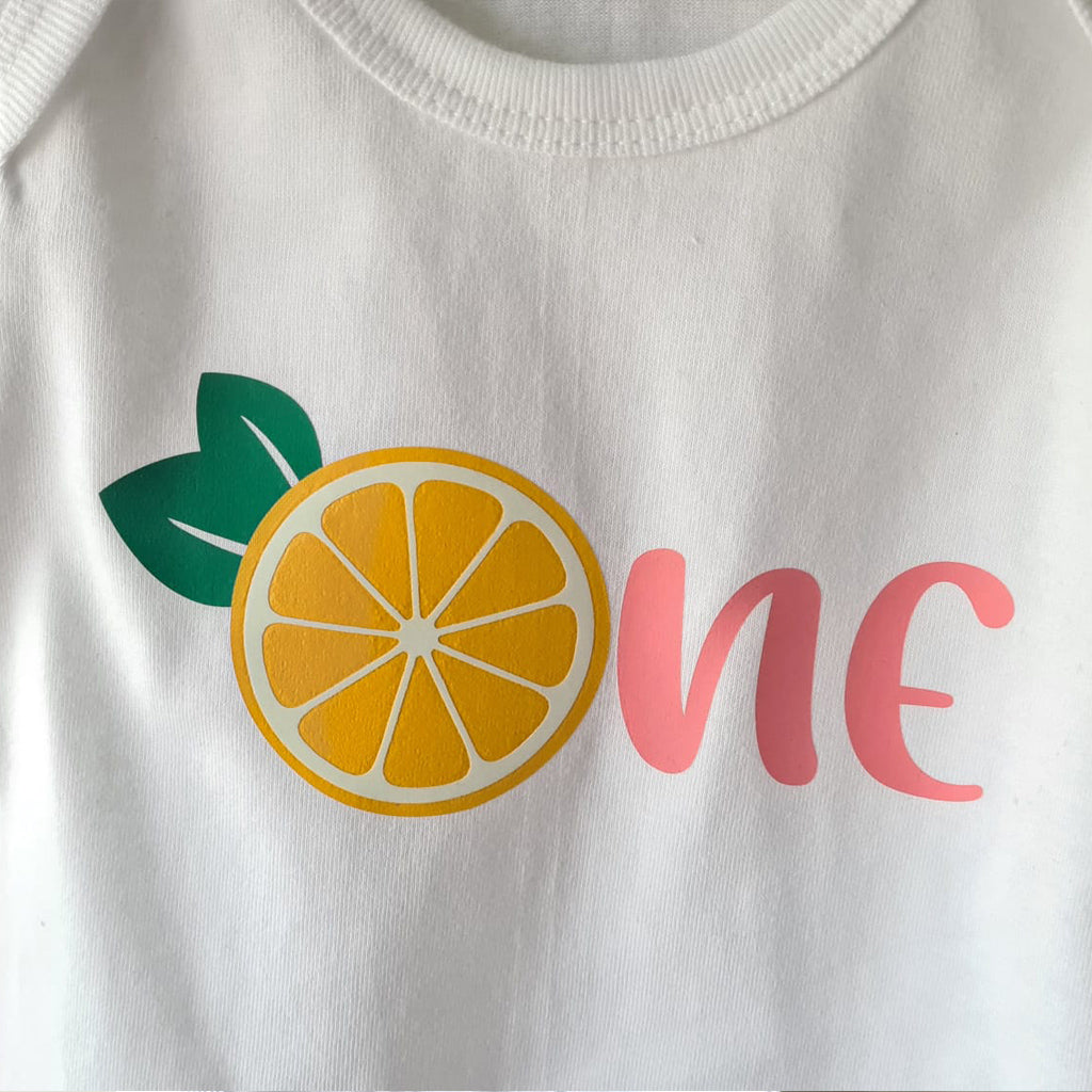 Plot-Twist by Kim gepersonaliseerd baby romper - speciaal voor de eerste verjaardag van je kleintje