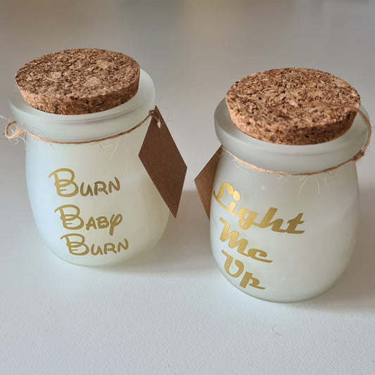 Plot-Twist by Kim gepersonaliseerd kaarsen in een glazen potje. Burn baby burn of Light me up