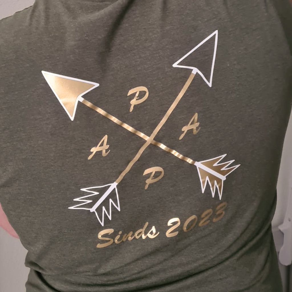 Plot-Twist by Kim gepersonaliseerd T-Shirt voor mannen. Papa sinds 2023 - geboorte cadeau