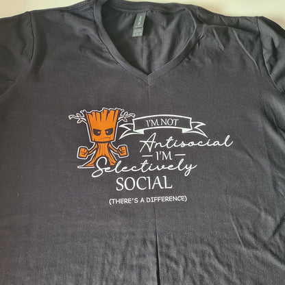 Plot-Twist by Kim gepersonaliseerd T-Shirt voor vrouwen. I'm not antisocial